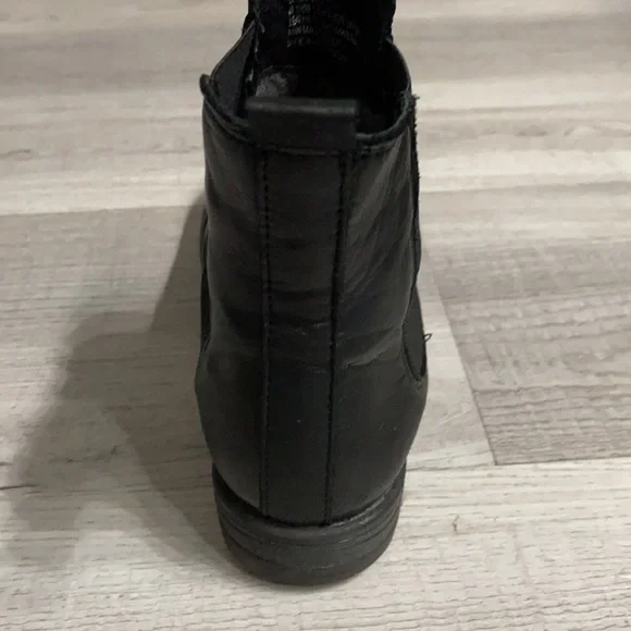 Miz Mooz Lissie Chelsea Boots - Picture 10 of 15